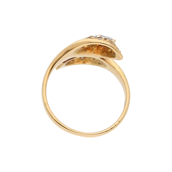 Anillo diseño especial con diamantes y sintéticos en oro amarillo 18 kilates.