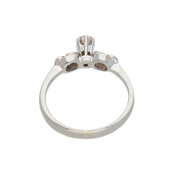 Anillo solitario con diamante en oro blanco 18 kilates.