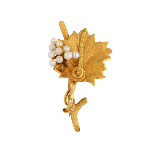 Prendedor diseño especial con perlas en oro amarillo 18 kilates.