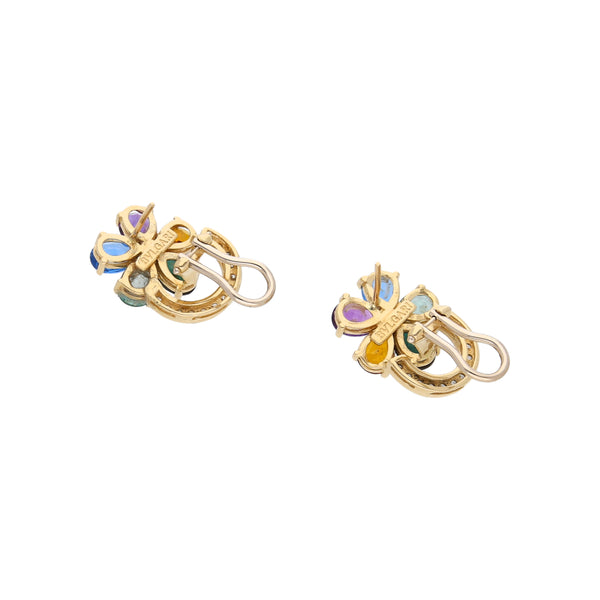 Aretes calados motivo floral con sintéticos en oro dos tonos 14 kilates.