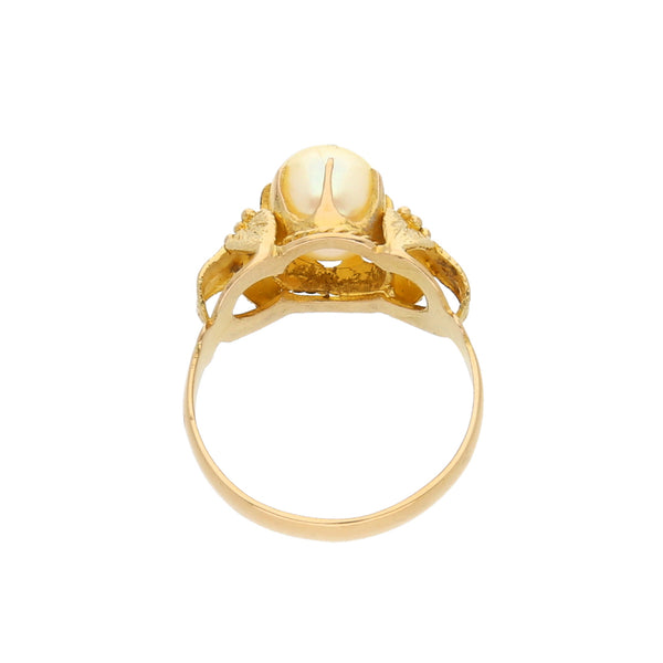 Anillo calado con perla en oro amarillo 18 kilates.