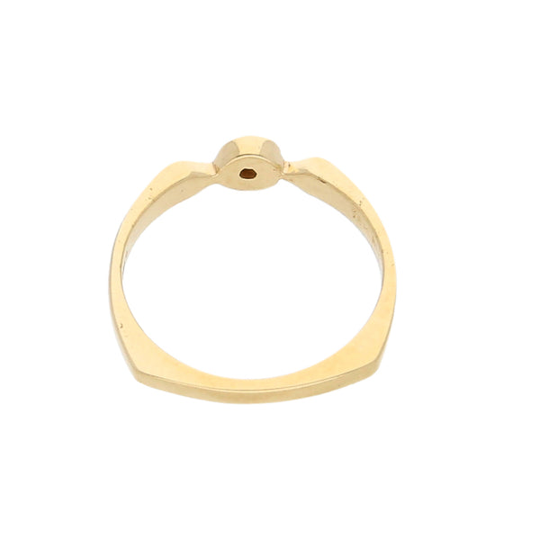 Anillo solitario con diamante en oro amarillo 18 kilates.