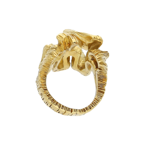 Anillo barroco en oro amarillo 18 kilates.