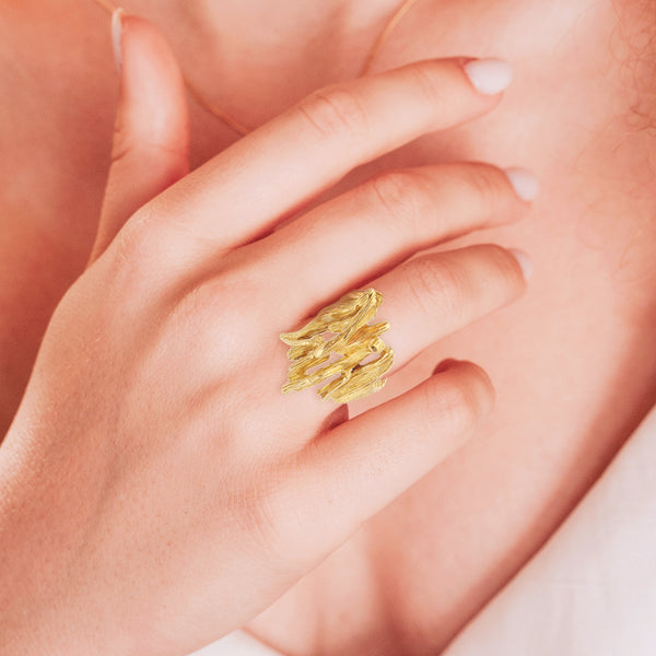 Anillo barroco en oro amarillo 18 kilates.