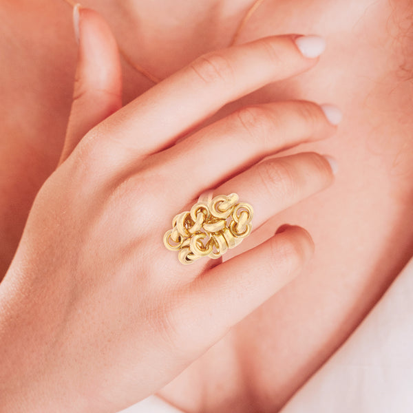 Anillo diseño especial firma Grisogono en oro amarillo 18 kilates.