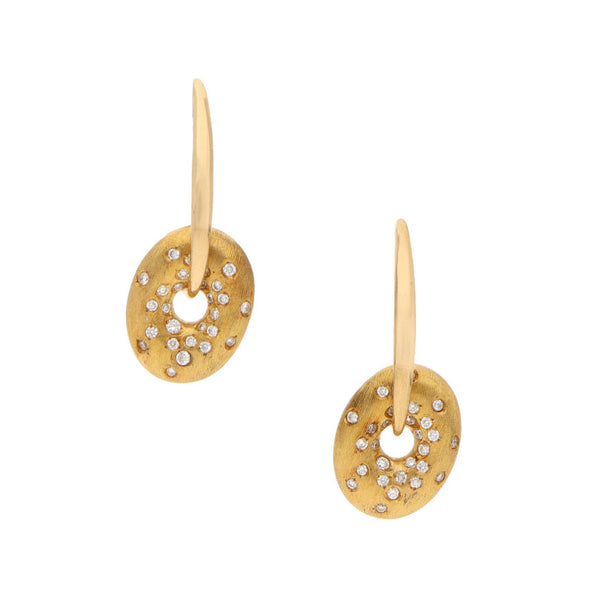 Aretes diseño especial con diamantes y colgantes en oro amarillo 18 kilates.