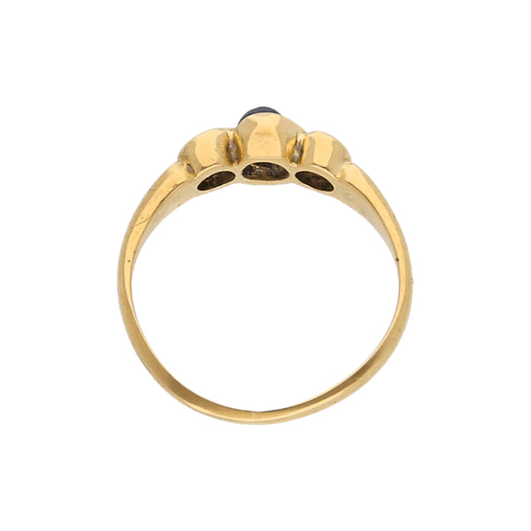 Anillo diseño especial con diamantes y sintético en oro amarillo 18 kilates.