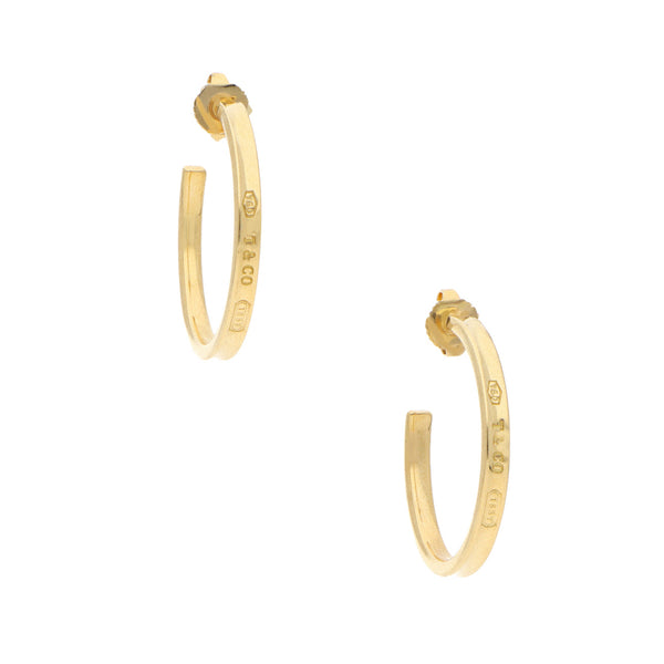 Broqueles diseño especial firma Tiffany & Co. en oro amarillo 18 kilates.