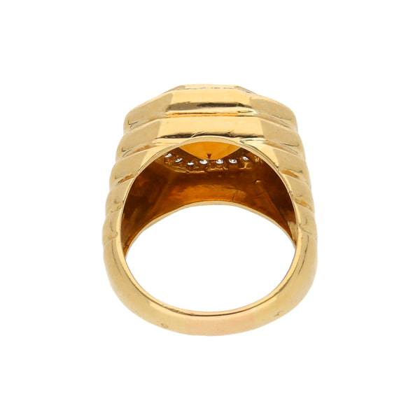 Anillo acanalado con diamantes y sintético en oro amarillo 18 kilates.