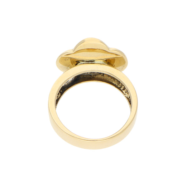 Anillo estilizado motivo floral y corazón con sintético en oro amarillo 18 kilates.