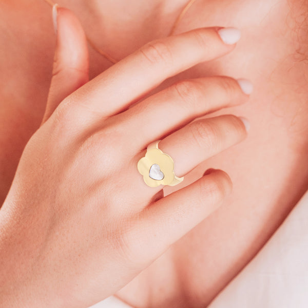 Anillo estilizado motivo floral y corazón con sintético en oro amarillo 18 kilates.