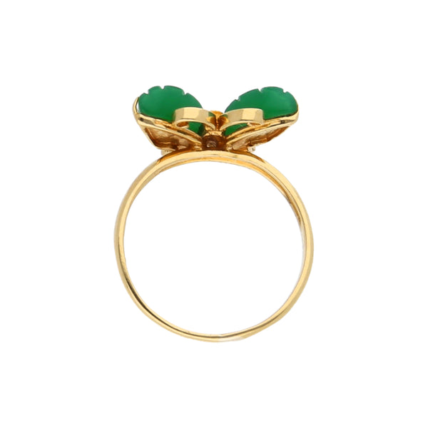 Anillo estilizado motivo mariposa con diamantes y jade en oro amarillo 18 kilates.