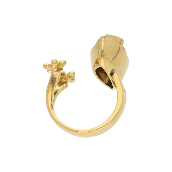 Anillo abierto con diamantes y topacio en oro amarillo 18 kilates.