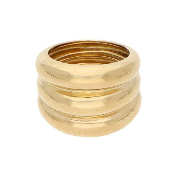 Anillo estilizado liso en oro amarillo 18 kilates.