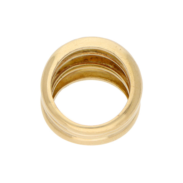 Anillo estilizado liso en oro amarillo 18 kilates.