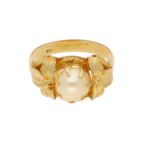 Anillo diseño especial con perla en oro amarillo 18 kilates.