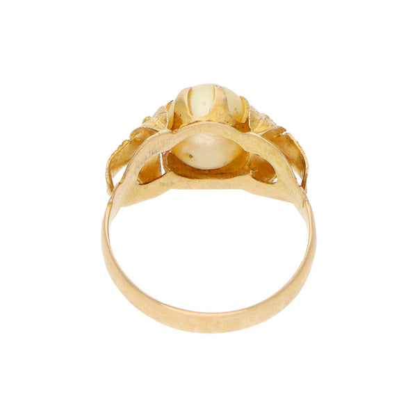 Anillo diseño especial con perla en oro amarillo 18 kilates.