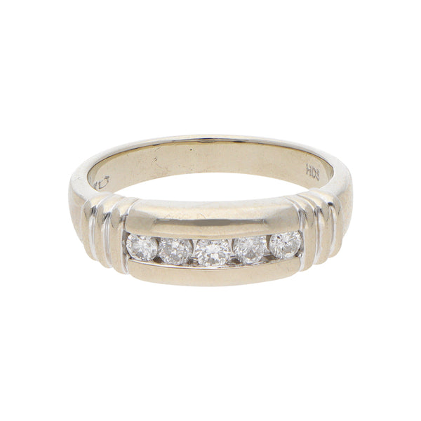 Anillo estilizado con diamantes en oro blanco 14 kilates.