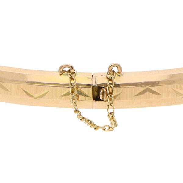 Pulsera de arillo labrada en oro amarillo 18 kilates.