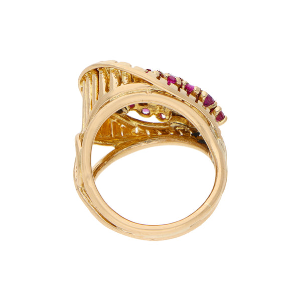 Anillo estilizado calado con rubíes en oro amarillo 18 kilates.