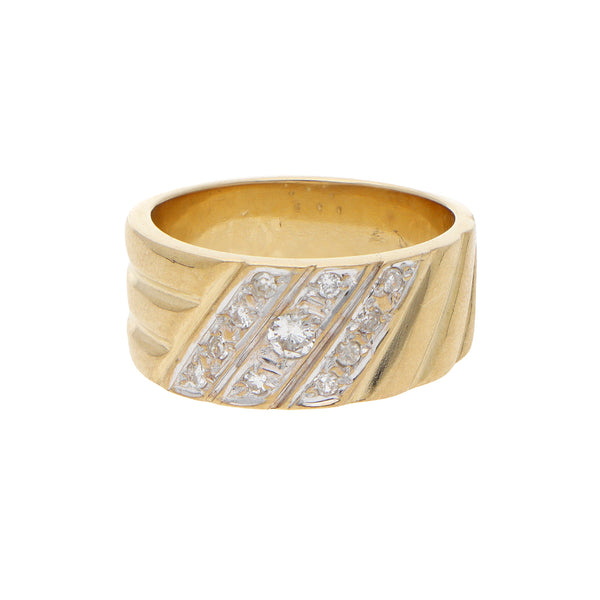 Anillo acanalado con diamantes en oro amarillo 18 kilates.