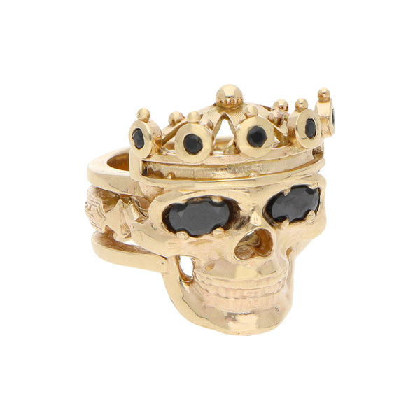 Anillo estilizado motivo calavera con sintéticos en oro amarilo 14 kilates.