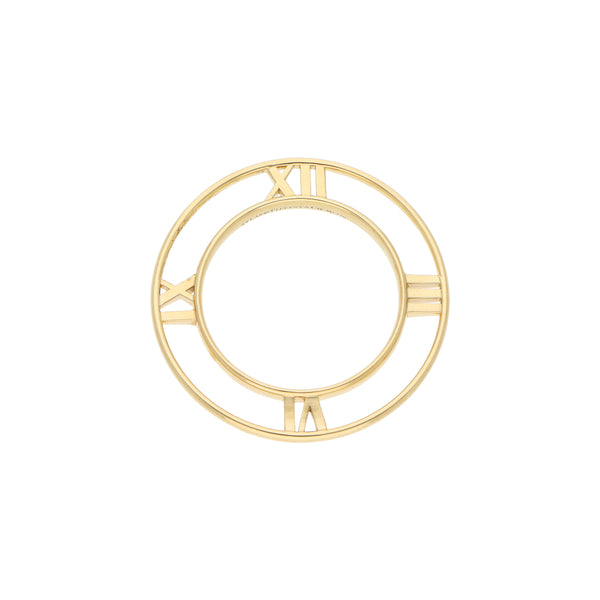 Dije calado motivo números romanos firma Tiffany & Co. colección Atlas en oro amarillo 18 kilates.