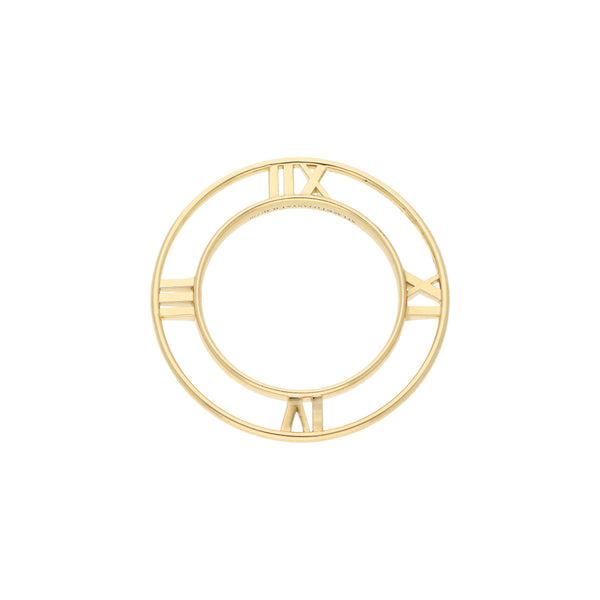 Dije calado motivo números romanos firma Tiffany & Co. colección Atlas en oro amarillo 18 kilates.