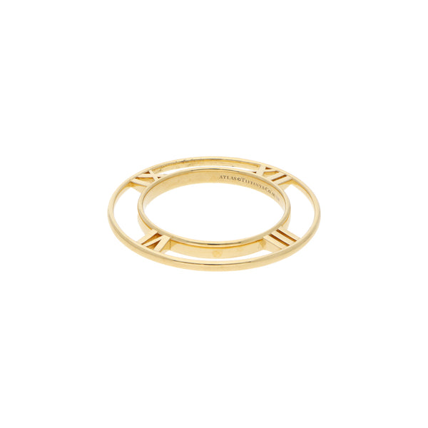 Dije calado motivo números romanos firma Tiffany & Co. colección Atlas en oro amarillo 18 kilates.