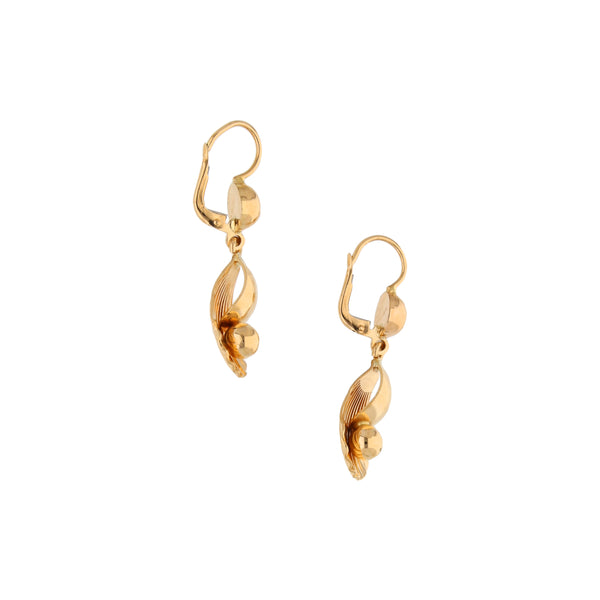 Aretes diseño especial con colgantes en oro amarillo 18 kilates.