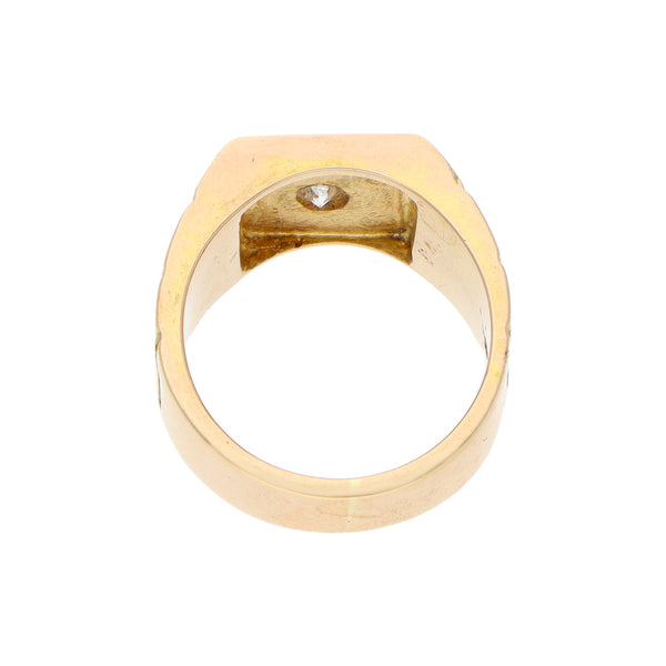 Anillo tipo sello con diamante en oro amarillo 18 kilates.