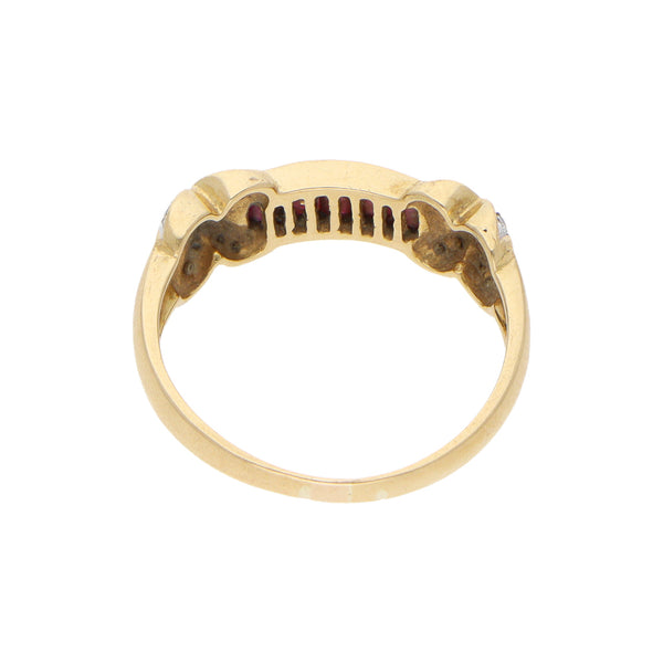 Anillo estilizado con diamantes y rubíes en oro amarillo 18 kilates.