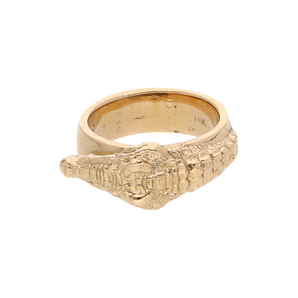 Anillo estilizado motivo lagarto en oro amarillo 14 kilates.