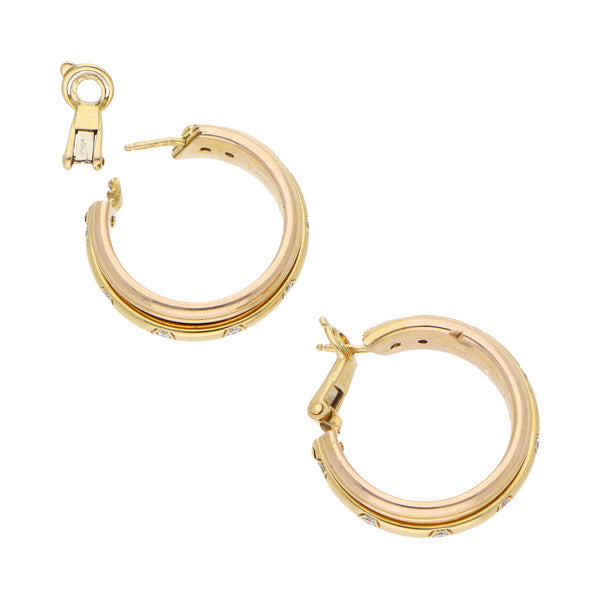 Aretes acanalados con diamantes en oro amarillo 18 kilates.