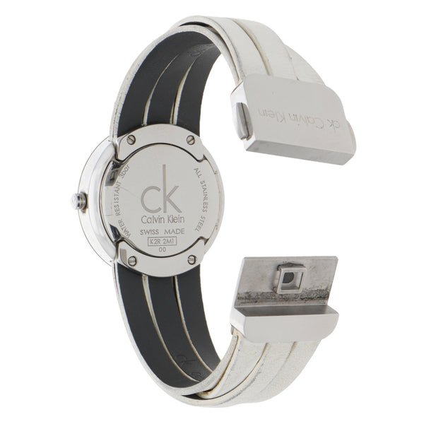 Reloj Calvin Klein para dama en caja acero correa piel.