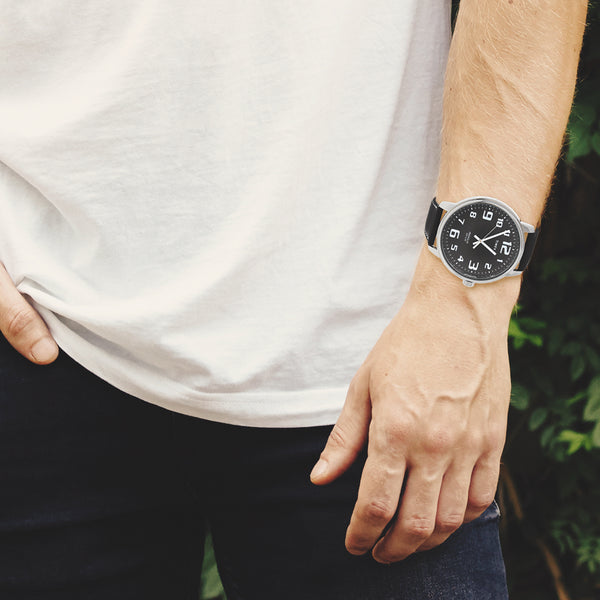 Reloj Timex para caballero caja en acero inoxidable correa piel.