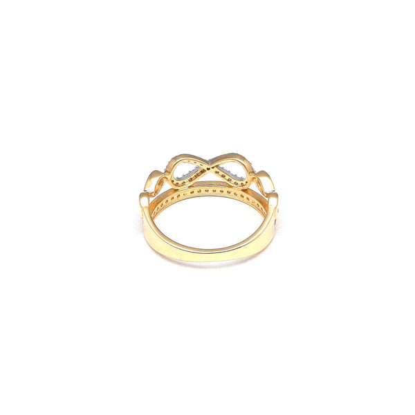 Anillo calado motivo corona con sintéticos en oro amarillo 14 kilates.