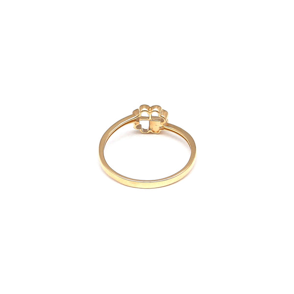 Anillo calado motivo trébol con esmalte en oro amarillo 14 kilates.