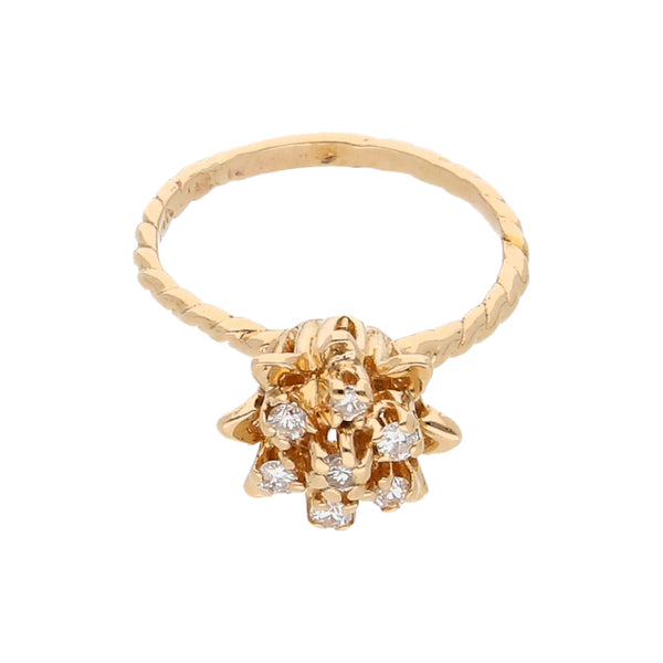 Anillo estilizado con diamantes en oro amarillo 14 kilates.