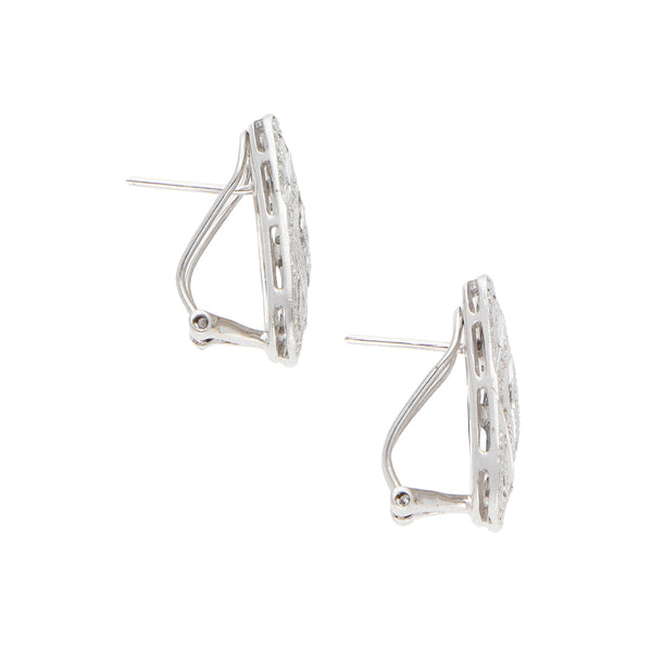 Aretes estilizados con diamantes en oro blanco 14 kilates.