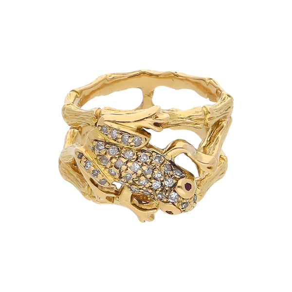 Anillo estilizado motivo rana con diamantes y rubíes en oro amarillo 18 kilates.