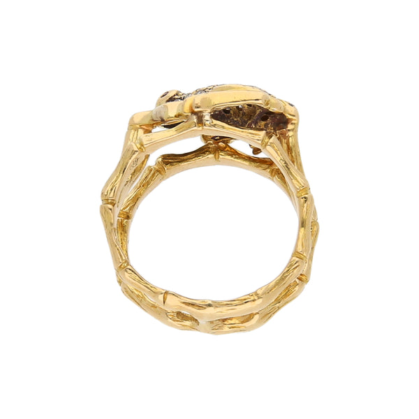 Anillo estilizado motivo rana con diamantes y rubíes en oro amarillo 18 kilates.