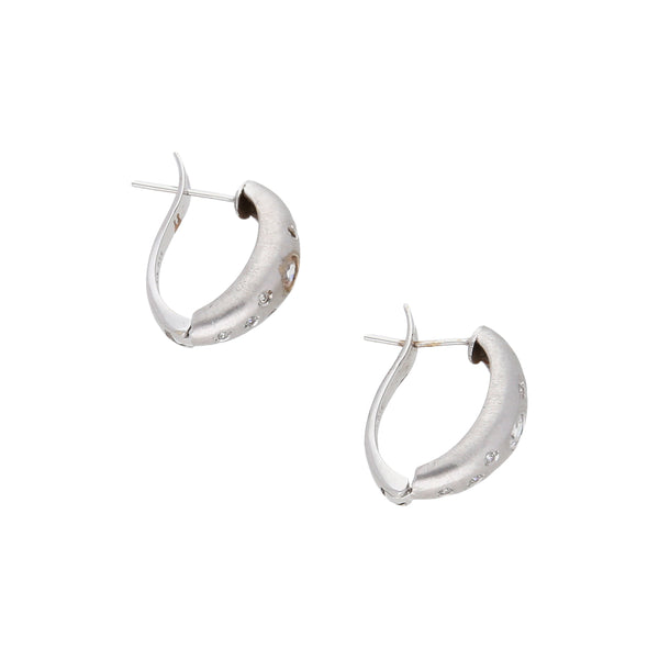 Aretes diseño especial con circonias en oro blanco 14 kilates.