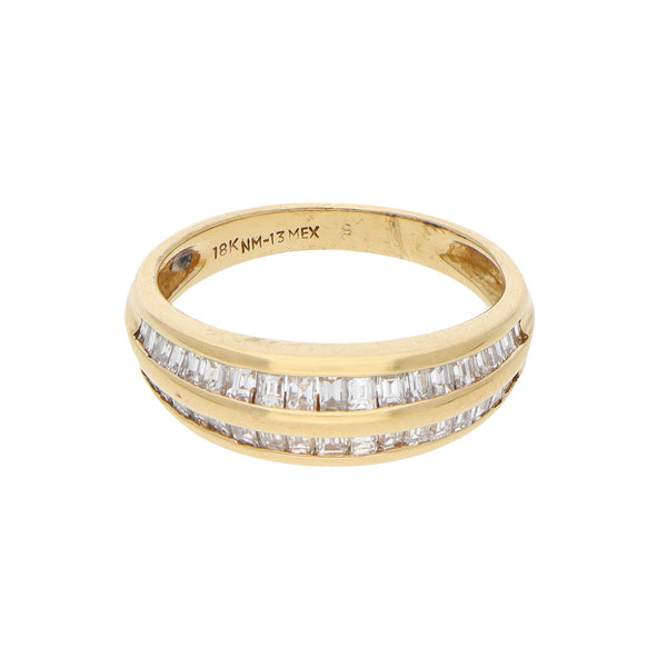 Anillo estilizado con diamantes en oro amarillo 18 kilates.