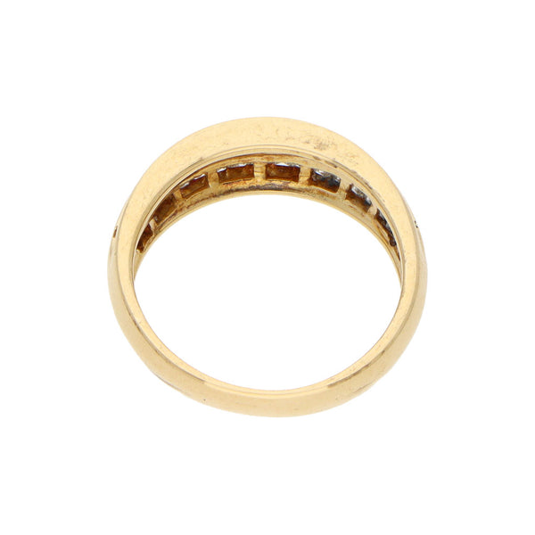 Anillo estilizado con diamantes en oro amarillo 18 kilates.