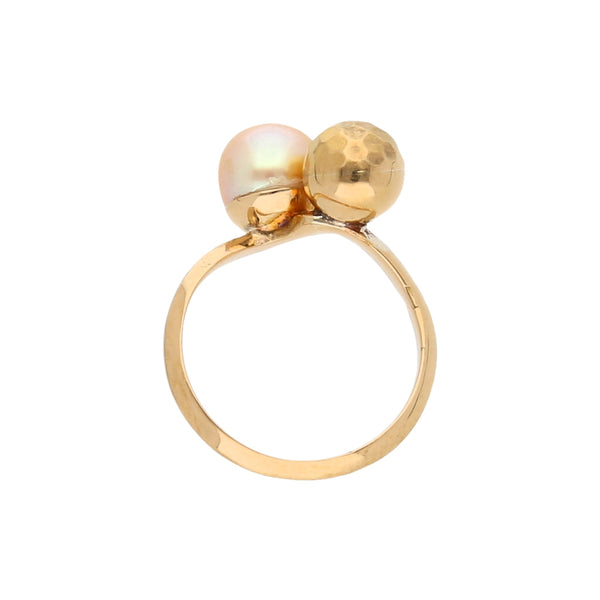 Anillo ondulado con perla en oro amarillo 18 kilates.