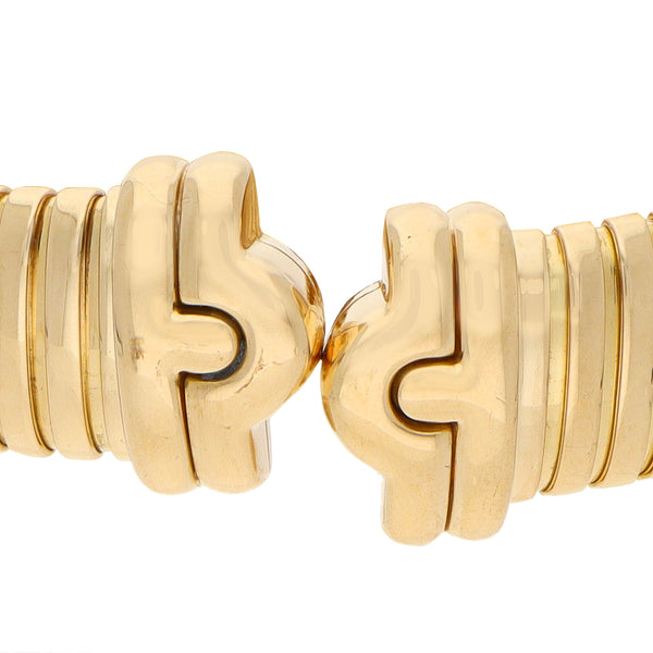 Pulsera abierta firma Bvlgari en oro amarillo 18 kilates.