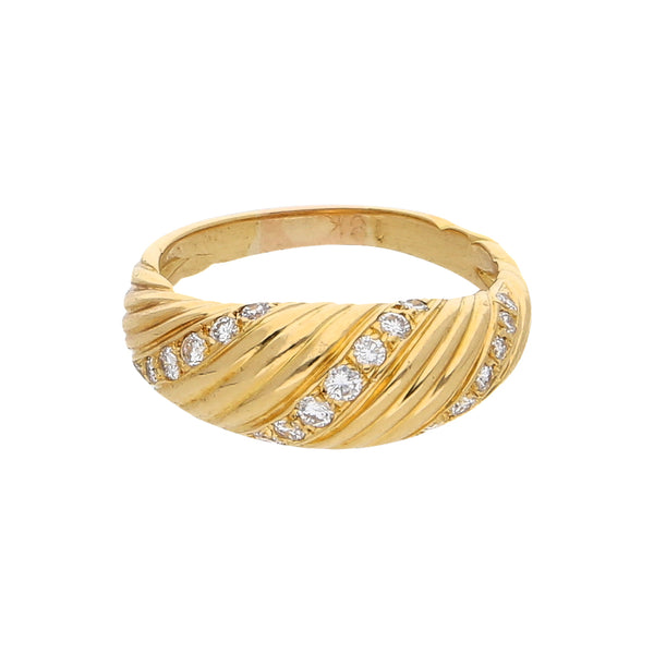 Anillo acanalado con diamantes en oro amarillo 18 kilates.