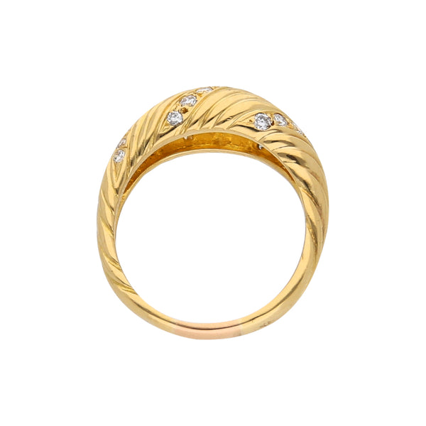 Anillo acanalado con diamantes en oro amarillo 18 kilates.