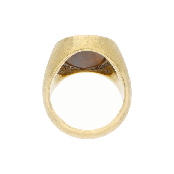 Anillo tipo sello con cuarzo en oro amarillo 18 kilates.